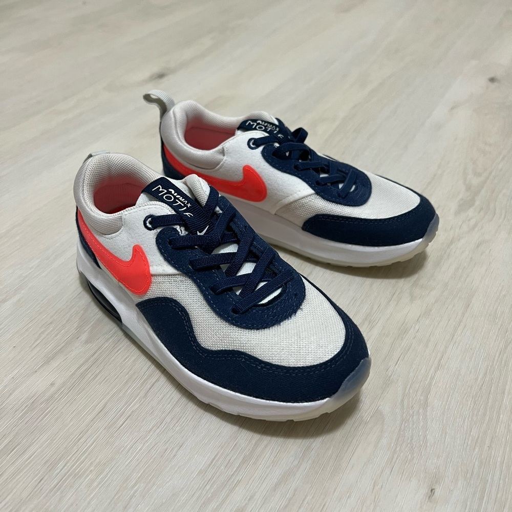 Nike girls Airmax Motif. size 13.